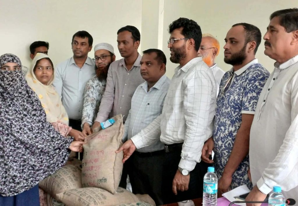 সিরাজগঞ্জে ক্ষুদ্র ও প্রান্তিক কৃষক-কৃষাণীদের মাঝে  বিনামূল্যে ধানের বীজ ও সার বিতরণ