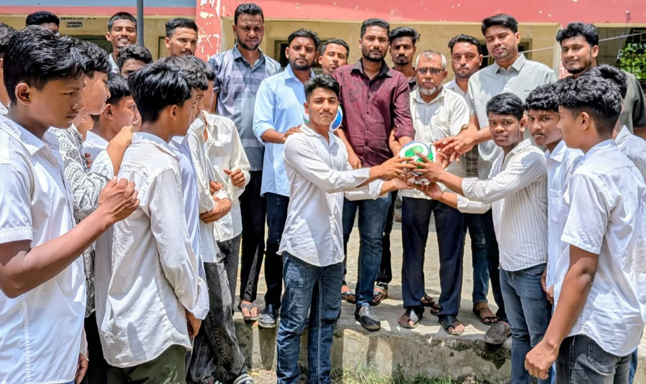 লক্ষ্মীপুরে এ্যানি চৌধুরীর পক্ষ থেকে ছাত্রদলের ফুটবল বিতরণ