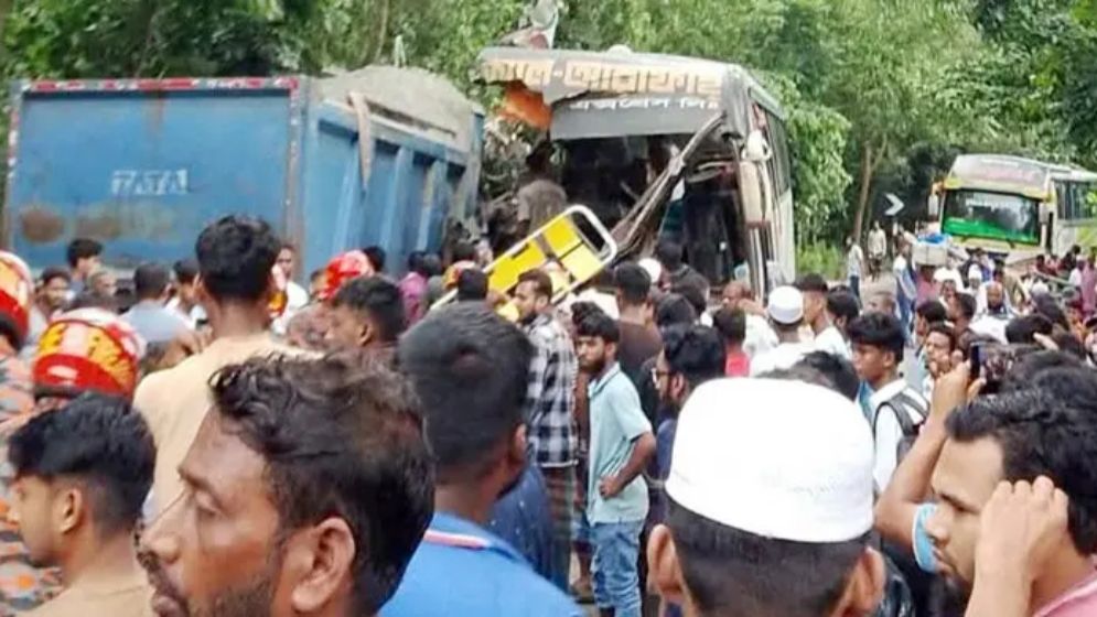চাঁদপুরে বাস-ট্রাক সংঘর্ষে নিহত ৩, আহত ১৫