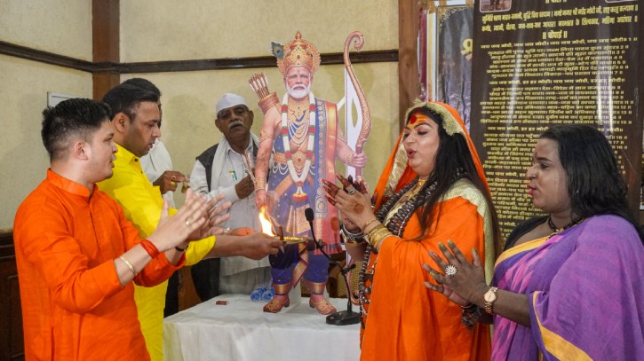 দিল্লিতে মোদিকে ‘হনুমানরূপে’ সাজিয়ে পূজা করলো তৃতীয় লিঙ্গের মানুষেরা