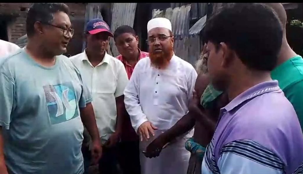 রাজারহাটে অগ্নিকাণ্ডে ক্ষতিগ্রস্ত পরিবারের পাশে বিএনপি নেতার আর্থিক সহায়তা