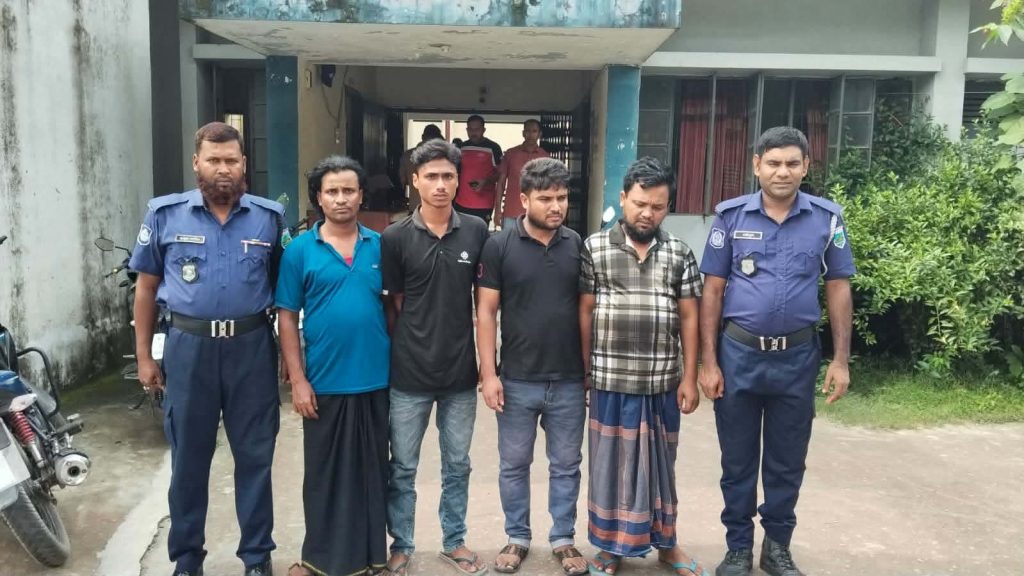 বেলকুচিতে ৩০ ভরি স্বর্ণালঙ্কার চুরির মামলায় ৫ আসামি গ্রেফতার