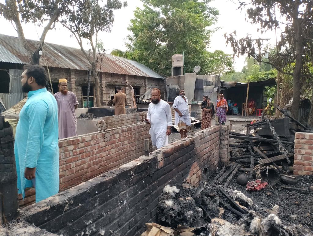 রাজারহাটের নাজিমখানে আগুনে পুড়ে যাওয়া বাড়িতে এনসিপি নেতার আর্থিক অনুদান