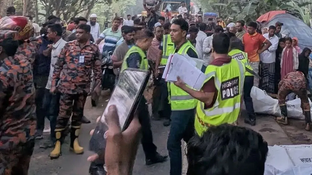 ভোরের আলো ফোটার আগেই সড়কে ঝরল ১৪ প্রাণ