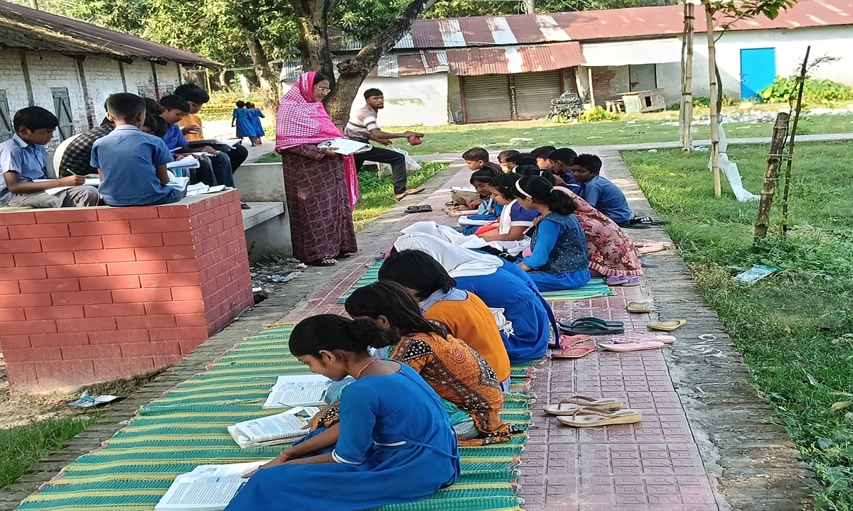 ঝুঁকিপূর্ণ ভবন পরিত্যক্ত ঘোষণা খোলা আকাশের নিচে পাঠদান