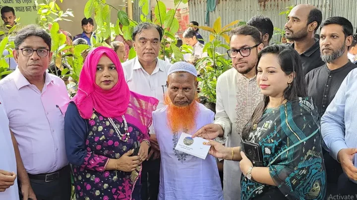 প্রধানমন্ত্রীর নির্দেশে অদম্য শিক্ষক দুখু মিয়ার পাশে জেলা প্রশাসন
