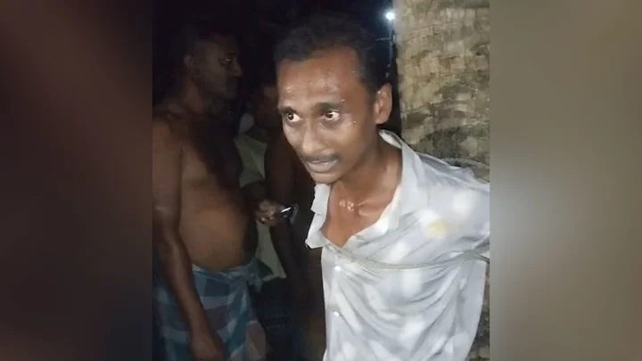 বাবাকে হত্যার পর আত্মগোপনে, প্রতিবেশীর বাড়িতে মোবাইল চার্জ দিতে গিয়ে ধরা