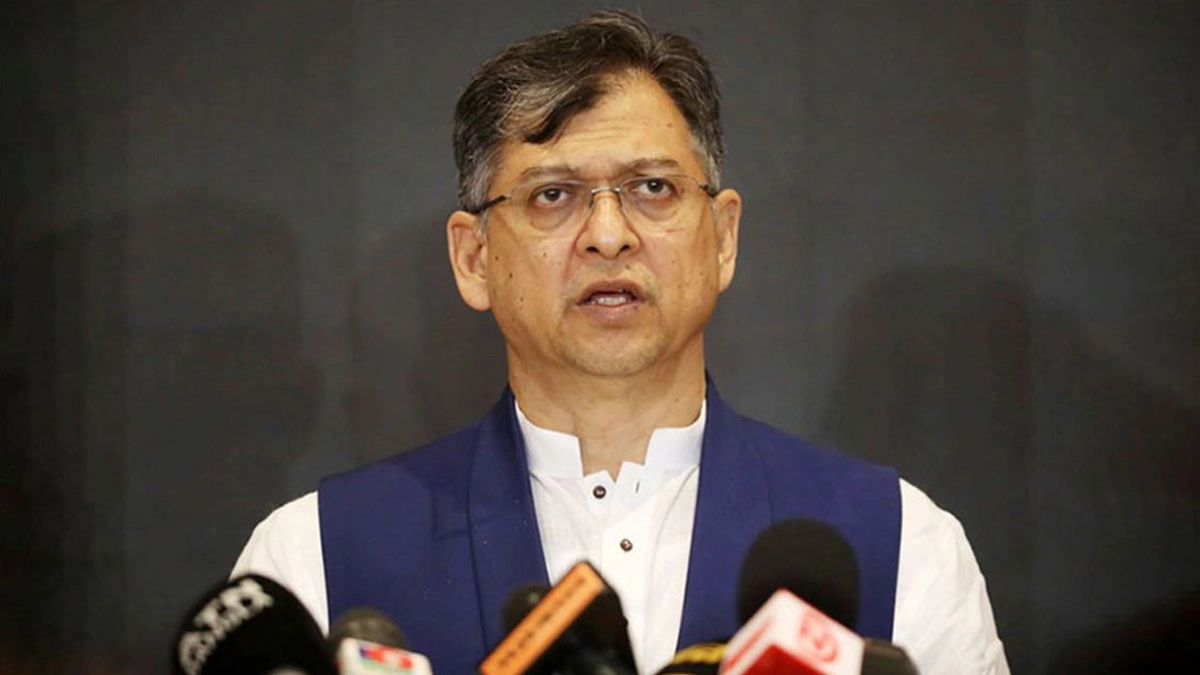 সরকার ক্রসফায়ার চায় না, আইজিপির বক্তব্য ঠিক হয়নি : স্বরাষ্ট্রমন্ত্রী